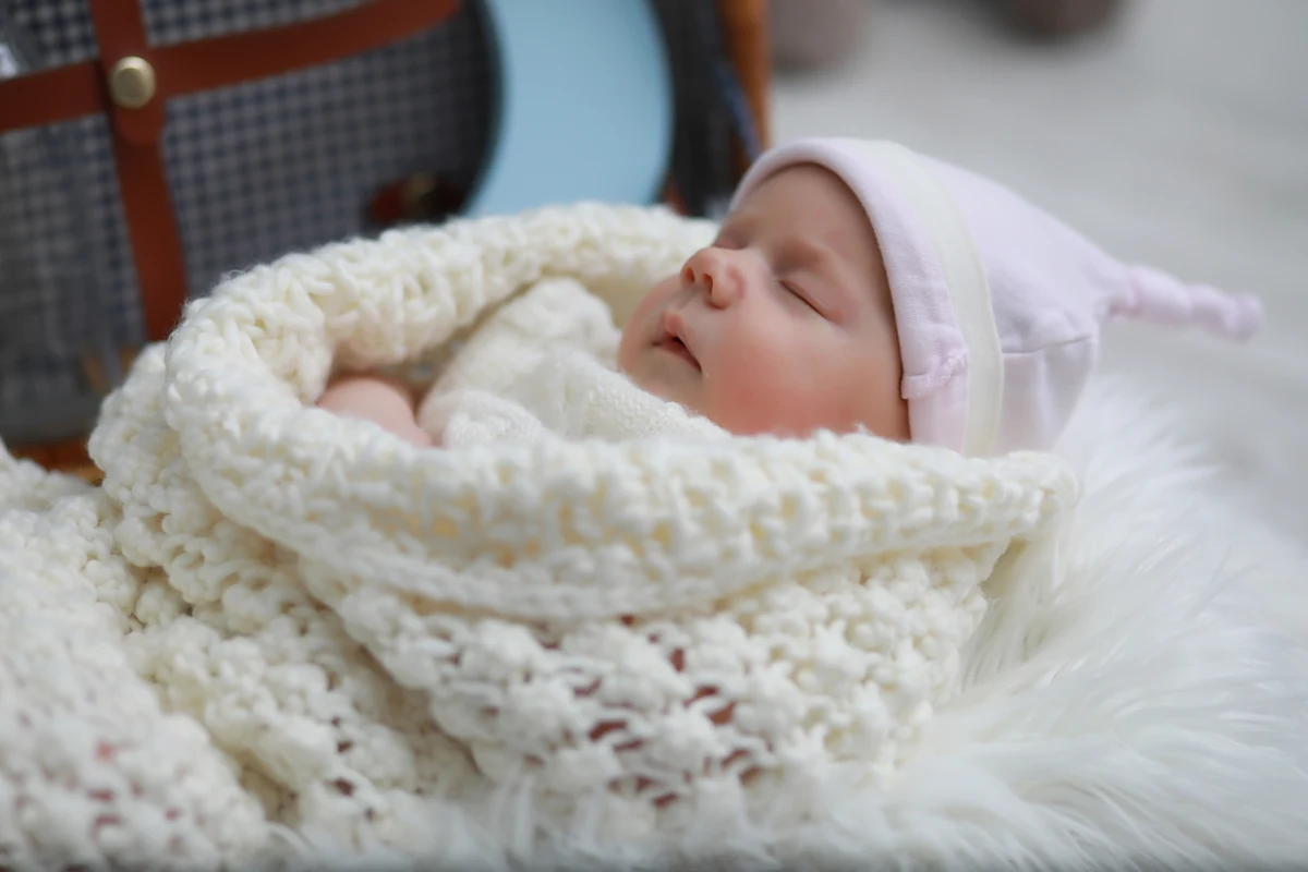 Coraz częściej na polskich placach zabaw można usłyszeć imiona, które jeszcze dekadę temu wywoływałyby szerokie uśmiechy lub zdziwienie. Najnowsze dane z rządowego rejestru PESEL oraz aplikacji BRAIAN pokazują, że polscy rodzice coraz śmielej sięgają po oryginalność, choć niektóre imiona powoli znikają z naszego krajobrazu. Oto najrzadziej nadawane imiona w Polsce.