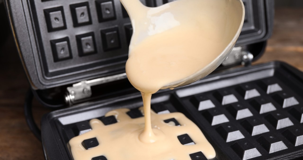 Zamiast szorować wlej i podgrzej. W mig wyczyścisz toster i gofrownicę