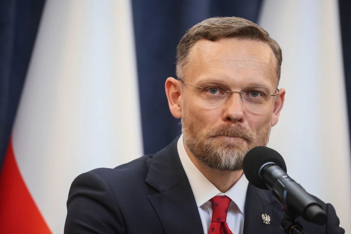 Szef Kancelarii Prezydenta RP, Zbigniew Bogucki, w oficjalnym piśmie do marszałka Sejmu domaga się szczegółowych wyjaśnień w sprawie wyboru sześciorga nowych sędziów Trybunału Konstytucyjnego. Według niego proces powołania sędziów budzi poważne wątpliwości co do zgodności przeprowadzonej procedury z wymogami wynikającymi z regulaminu Sejmu oraz ze standardami konstytucyjnymi.