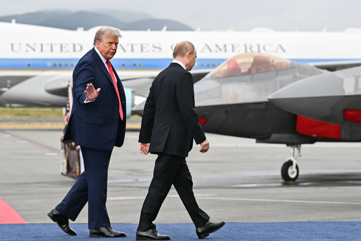 ​Siedem rosyjskich tankowców płynących do Chin, załadowanych niemal 10 milionami baryłek ropy naftowej, zmieniło trasę i skierowało się do Indii - wynika z monitoringu Vortexa, firmy śledzącej ruch statków. To reakcja decyzji Stanów Zjednoczonych, które tymczasowo zezwoliły Delhi na zakup objętej sankcjami rosyjskiej ropy.