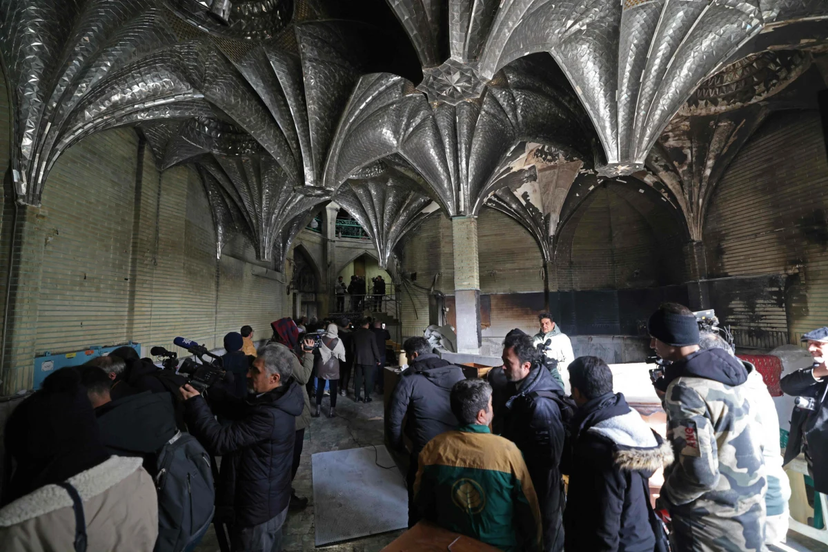 Sytuacja w Iranie staje się coraz bardziej napięta. Najnowsze doniesienia francuskiej organizacji Kurdistan Human Rights Network rzucają nowe światło na niepokojące ruchy irańskich sił zbrojnych. Według raportu, żołnierze Korpusu Strażników Rewolucji Islamskiej (IRGC), członkowie milicji Basidż oraz strażnicy graniczni masowo opuszczają swoje dotychczasowe posterunki. Kierunek? Meczety, które w obliczu groźby ataku ze strony Stanów Zjednoczonych i Izraela mają stać się dla nich schronieniem.