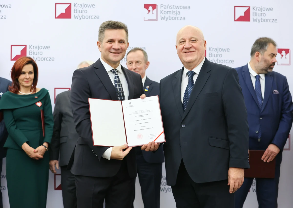 Kierownictwo Prawa i Sprawiedliwości podjęło decyzję o zawieszeniu senatora Jacka Włosowicza, wszczęto też procedurę usunięcia go z klubu PiS - takie informacje przekazał rzecznik partii Rafał Bochenek. Włosowicz w ostatnich dniach nie szczędził słów krytyki wobec ugrupowania. "Jego dzisiejsze wypowiedzi wyraźnie pokazują, że od dawna mentalnie znajduje się po stronie Tuska" - stwierdził Bochenek. 