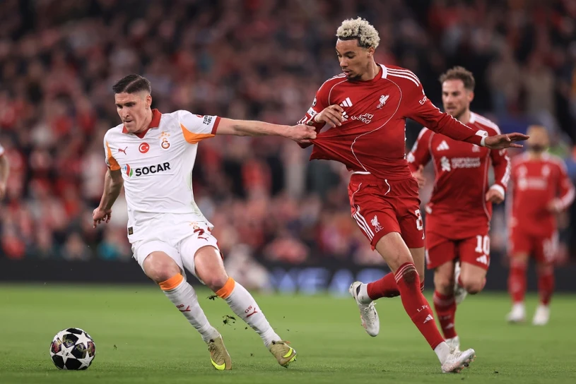 Polak w roli głównej na Anfield, było gorąco. Zaważyły dwie minuty. Nokaut