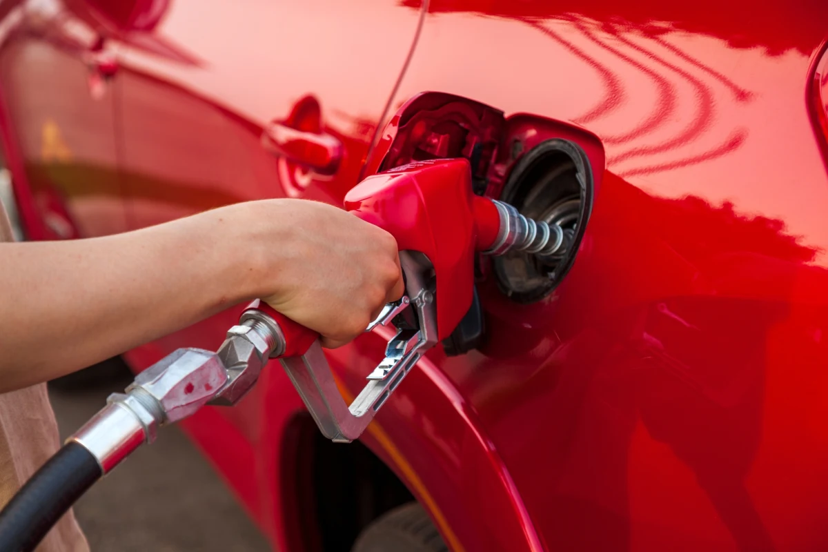 Rząd Słowacji w środę zatwierdził rezolucję pozwalającą stacjom paliw ograniczać sprzedaż diesla, a także ustalać wyższe ceny dla samochodów z zagranicznymi tablicami rejestracyjnymi. Chodzi o walkę z tzw. turystyką paliwową.  