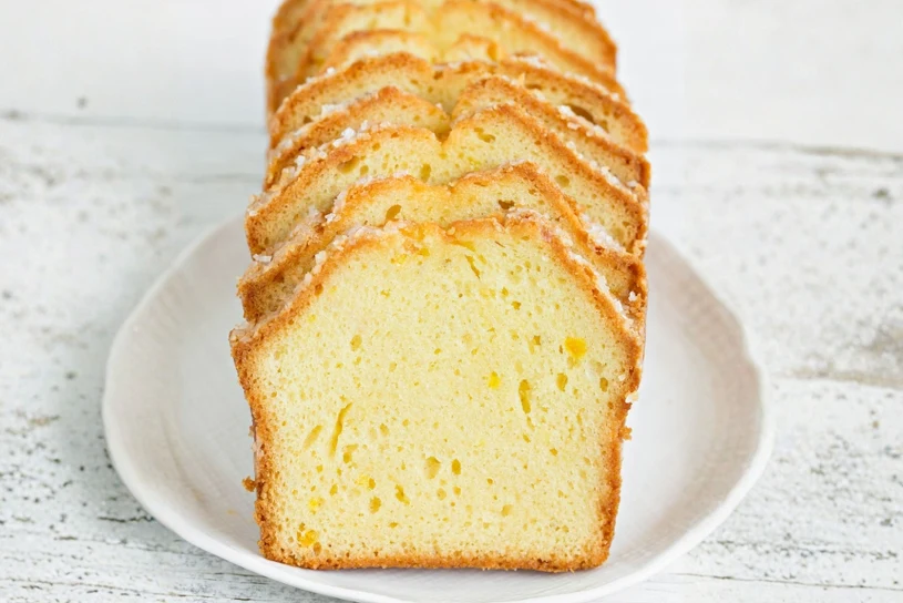 Puszyste i proste ciasto cytrynowe. Pozostaje wilgotne nawet do kilku dni