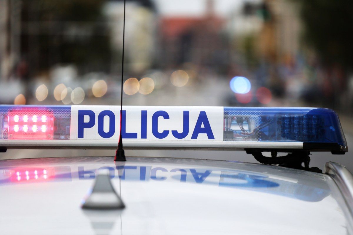 Wypadek na Rondzie ONZ w Warszawie. Auto dachowało