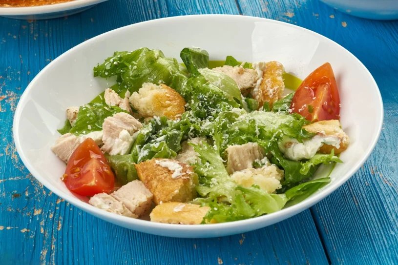 Zrób odchudzoną wersję słynnej sałatki. Możesz jeść bez wyrzutów sumienia