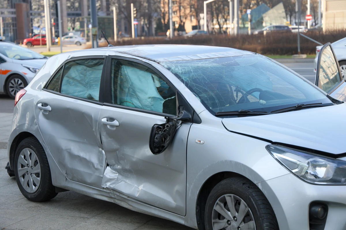 W czwartek rano doszło do poważnego wypadku przy Rondzie ONZ w Warszawie. W wyniku zderzenia dwóch samochodów jeden z pojazdów dachował. Na miejscu szybko pojawiły się służby ratunkowe. Jedna osoba została przetransportowana do szpitala.
