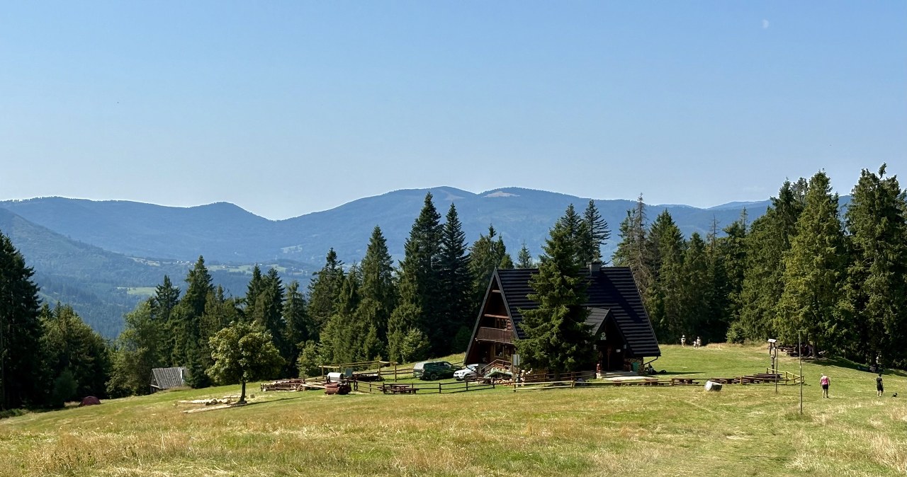 Planujesz majówkę w górach? Odwiedź klimatyczne schronisko w Beskidach