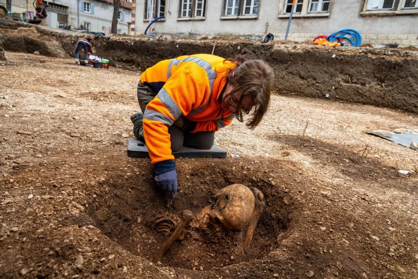 Siedzący szkielet przy szkole. Tajemnicze pochówki sprzed ponad 2 tys. lat