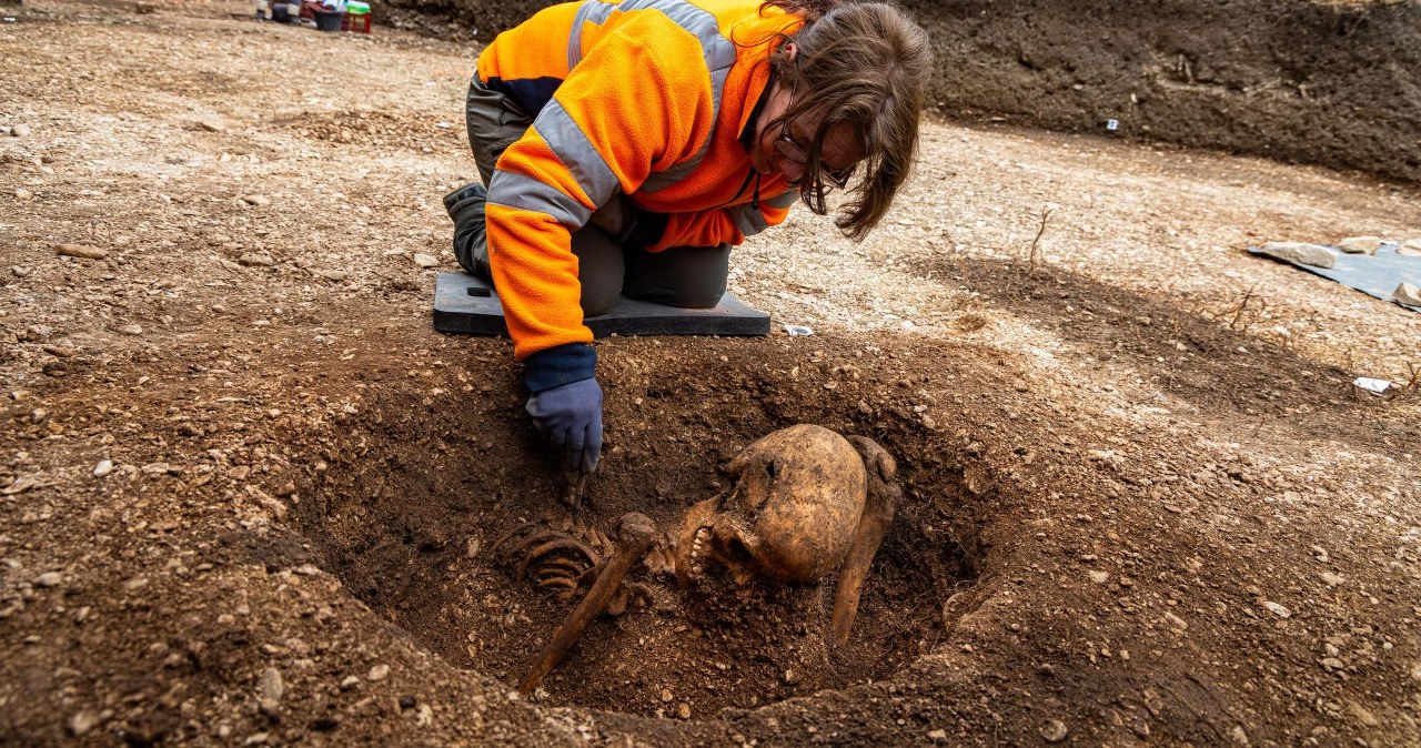 Siedzący szkielet przy szkole. Tajemnicze pochówki sprzed ponad 2 tys. lat