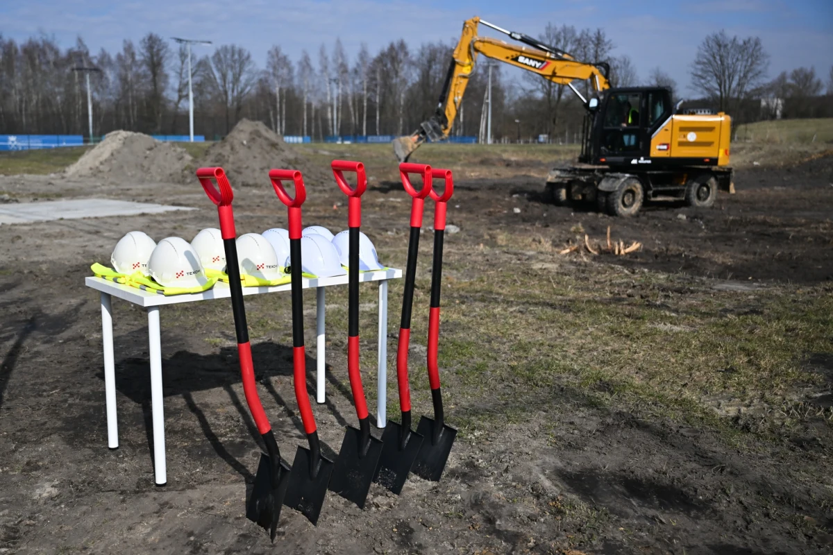 Uniwersytet Jagielloński rozpoczął budowę pierwszego z dwóch nowoczesnych domów studenckich na kampusie na Ruczaju w Krakowie. Inwestycja ma zapewnić ponad 400 miejsc zakwaterowania dla studentów i doktorantów. Nowi mieszkańcy wprowadzą się już w roku akademickim 2027/2028.