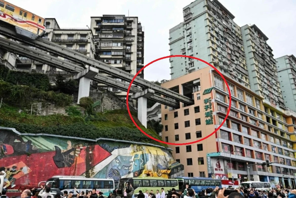 Chongqing to miasto, które pod względem rozmiarów i tempa rozwoju nie ma sobie równych na świecie. Z populacją większą niż Australia i powierzchnią przekraczającą dwukrotnie terytorium Szwajcarii, ta chińska metropolia wciąż pozostaje nieznana dla wielu Europejczyków. Jednym z najbardziej niezwykłych rozwiązań, jakie zastosowano w Chongqing, jest linia kolejowa biegnąca przez środek mieszkalnego wieżowca. Dla Europejczyka taka scena mogłaby wyglądać jak kadr z filmu science-fiction, ale tutaj to po prostu praktyczna odpowiedź na brak miejsca w centrum.