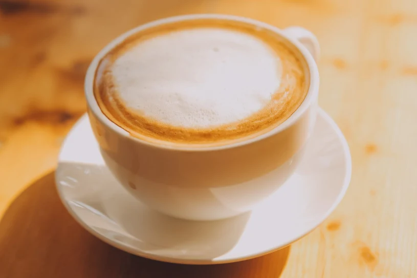 Zdrowszy zamiennik mleka? Wycisza jelita i obniża poziom cholesterolu