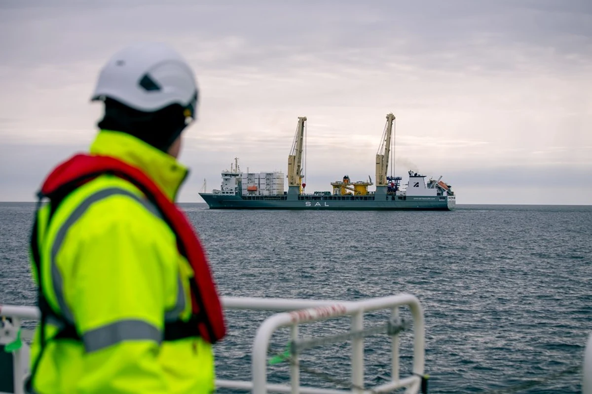 Pierwsza w historii Polski farma wiatrowa na morzu, Baltic Power, ruszy z końcem tego roku. "Zakończyła się instalacja elementów przejściowych, łączących fundamenty z turbinami wiatrowymi. Obecnie trwa montaż turbin" - poinformował w czwartek Orlen. Baltic Power zasili ponad 1,5 miliona gospodarstw domowych.