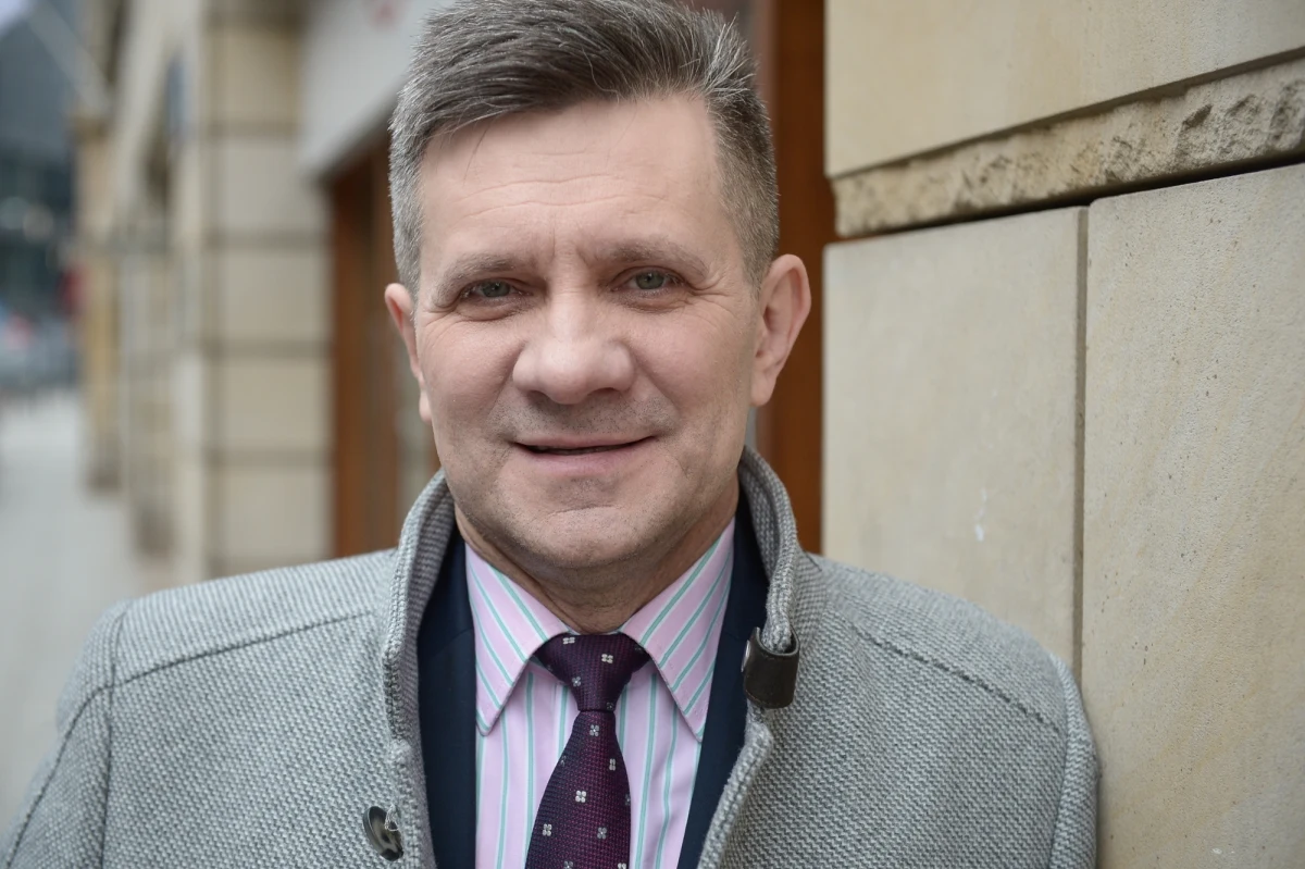 Decyzja o wykluczeniu senatora Jacka Włosowicza z klubu parlamentarnego Prawa i Sprawiedliwości wywołała poruszenie na scenie politycznej. Sam zainteresowany nie kryje zaskoczenia i podkreśla, że nie prowadzi jeszcze rozmów o swojej politycznej przyszłości, choć już otrzymuje liczne propozycje współpracy z innych ugrupowań.