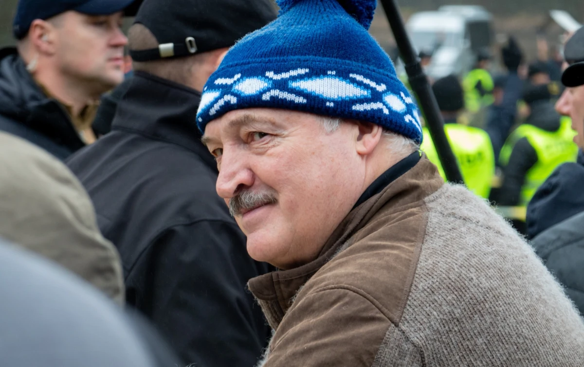 ​Prezydent Białorusi Alaksandr Łukaszenka może wkrótce odwiedzić Stany Zjednoczone - informuje specjalny amerykański wysłannik John Coale, którego cytuje agencja Reutera. Byłaby to pierwsza taka podróż od lat izolacji Mińska na arenie międzynarodowej. W grę wchodzi również ponowne otwarcie ambasady USA w Mińsku. W zamian USA domagają się uwolnienia więźniów politycznych.