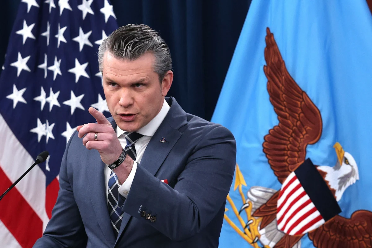 Szef Pentagonu Pete Hegseth nie przebierał w słowach podczas czwartkowej konferencji prasowej. W 19. dniu wojny z Iranem ostro skrytykował europejskich sojuszników, domagając się wdzięczności dla prezydenta Donalda Trumpa za „wyeliminowanie zagrożenia dla świata”. Zapewniał jednocześnie, że konflikt nie zamieni się w kolejną niekończącą się wojnę, a Stany Zjednoczone „trzymają wszystkie karty” w rozgrywce z Teheranem.