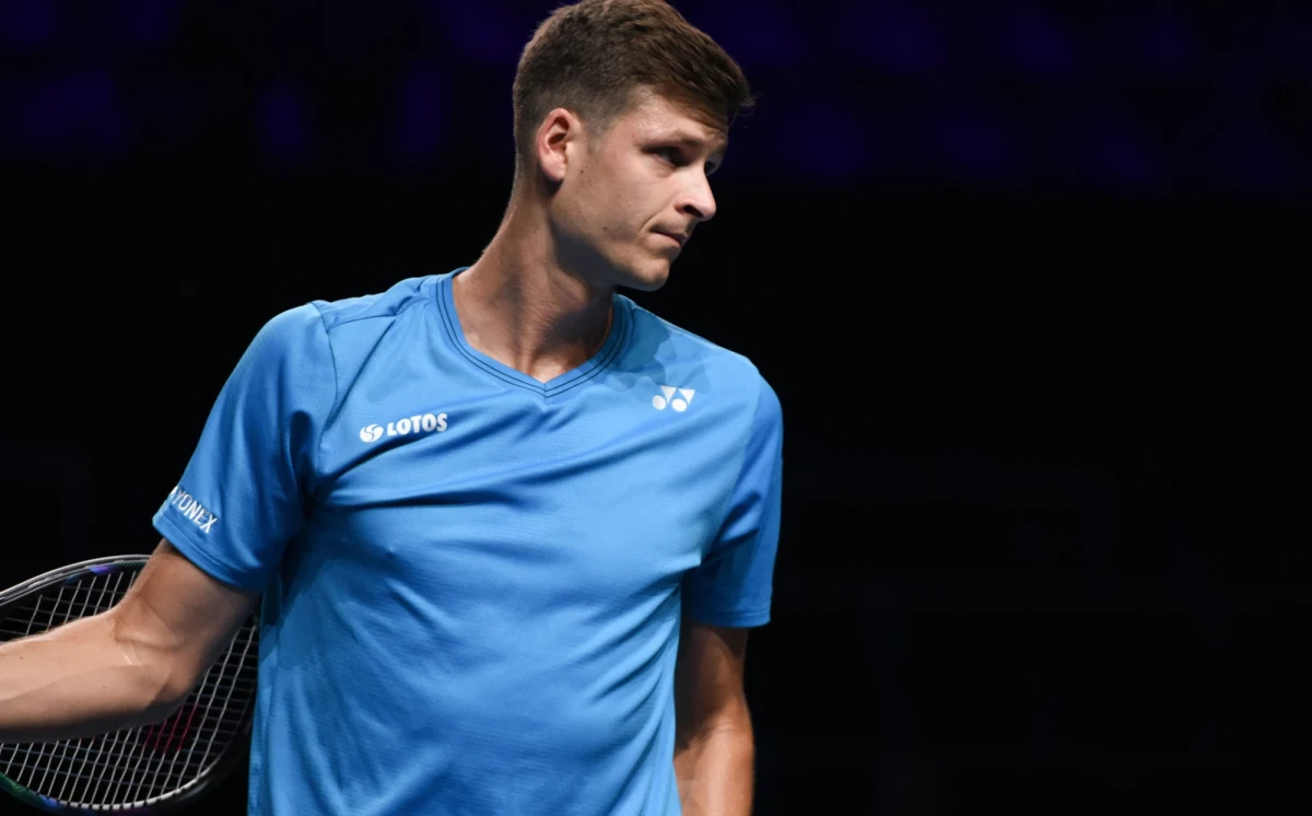 ​Hubert Hurkacz po raz kolejny musiał uznać wyższość rywala na światowych kortach. Tym razem przegrał w pierwszej rundzie prestiżowego turnieju ATP 1000 w Miami z Amerykaninem Ethanem Quinnem 2:6, 4:6. To już siódma z rzędu porażka Wrocławianina, który przeżywa najtrudniejszy okres w swojej zawodowej karierze.