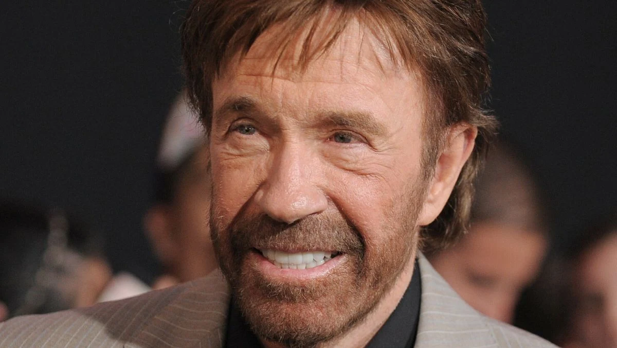 Niepokojące wieści napłynęły prosto z Hawajów. Chuck Norris, niekwestionowana gwiazda filmów akcji i jeden z najbardziej rozpoznawalnych aktorów na świecie, miał zostać przewieziony do szpitala na wyspie Kauai po "nagłym incydencie medycznym". Informacje te potwierdził portal TMZ, powołując się na osobę z bliskiego otoczenia aktora.