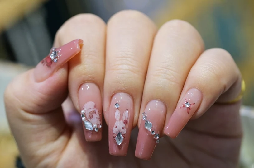Ten Wielkanocny manicure zachwyci gości przy świątecznym stole