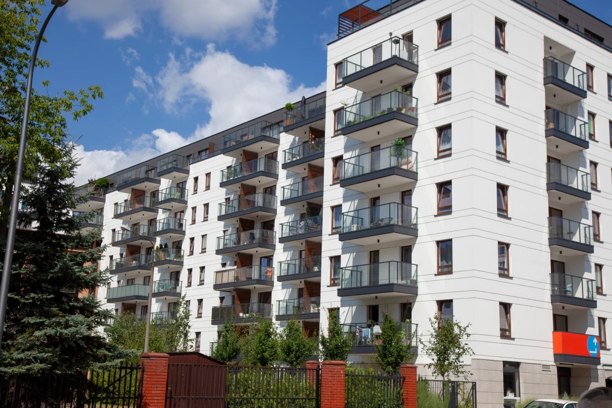 W ciągu kilkunastu dni banki podniosły oprocentowanie kredytów hipotecznych, zwłaszcza ze stałą stopą. To efekt globalnych napięć i rosnących oczekiwań inflacyjnych, co już przekłada się wysokość rat - czytamy w piątkowej "Rzeczpospolitej".