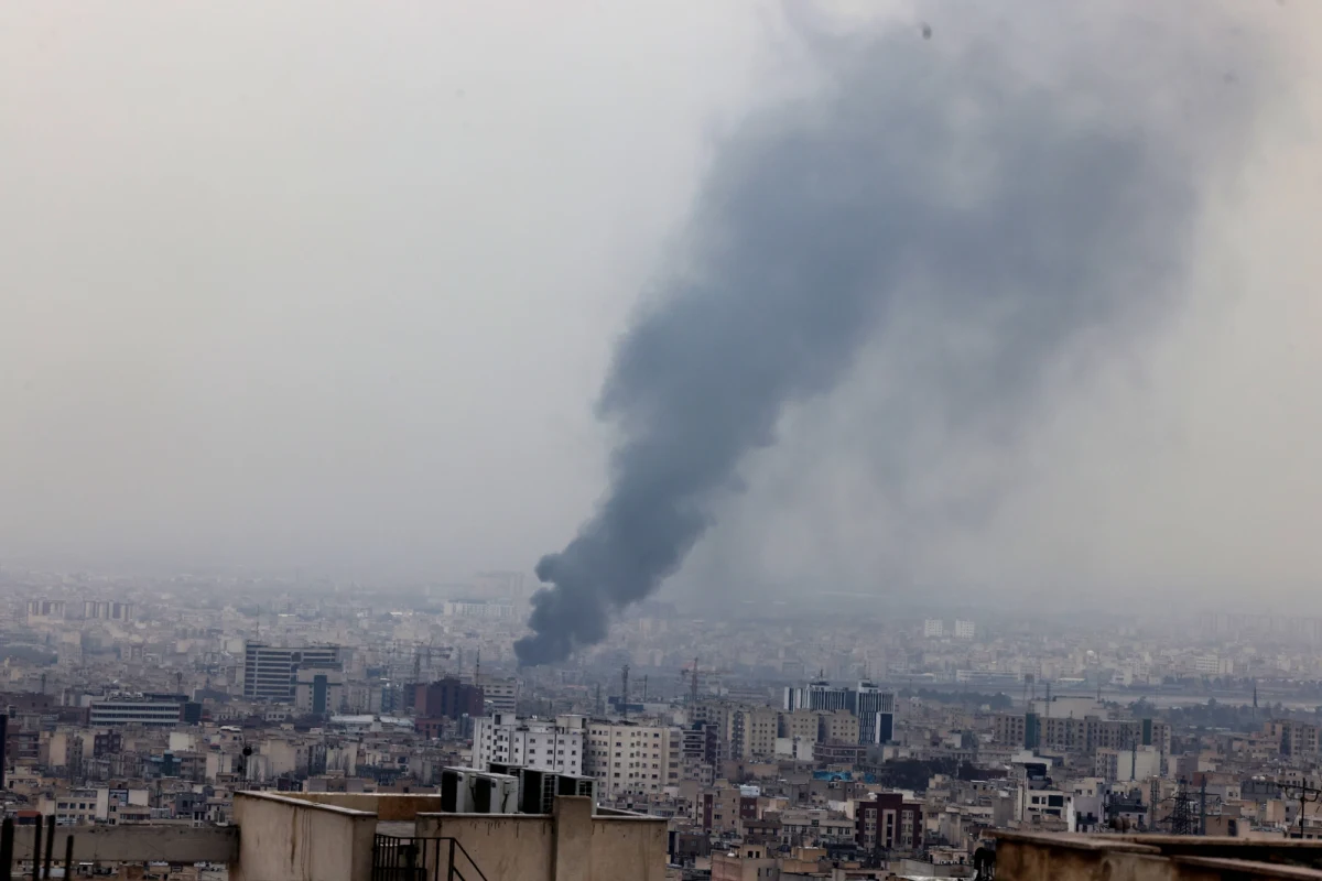 Izrael rozpoczął w piątek nową falę ataków na Iran, dzień po tym, jak prezydent Donald Trump poprosił, aby nie atakować irańskich gazociągów. Armia izraelska uderzyła w infrastrukturę rządową w Teheranie. Państwa Zatoki Perskiej przechwyciły z kolei liczne drony i rakiety wystrzelone z Iranu. 