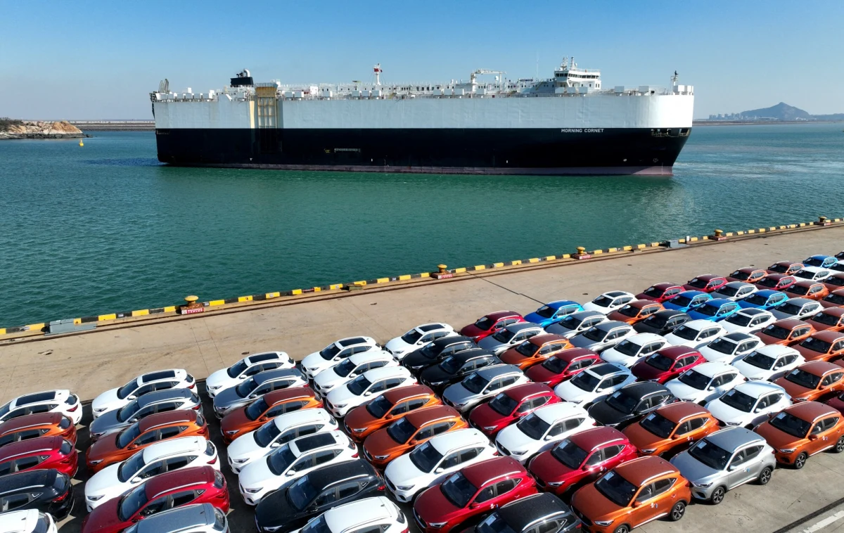 Tysiące luksusowych aut, w tym najnowsze modele Porsche, które pod koniec lutego wypłynęły statkami z Japonii do Dubaju, trafiło do magazynów portowych na kenijskiej wyspie Lamu. Informację potwierdziły władze portu na platformie X.