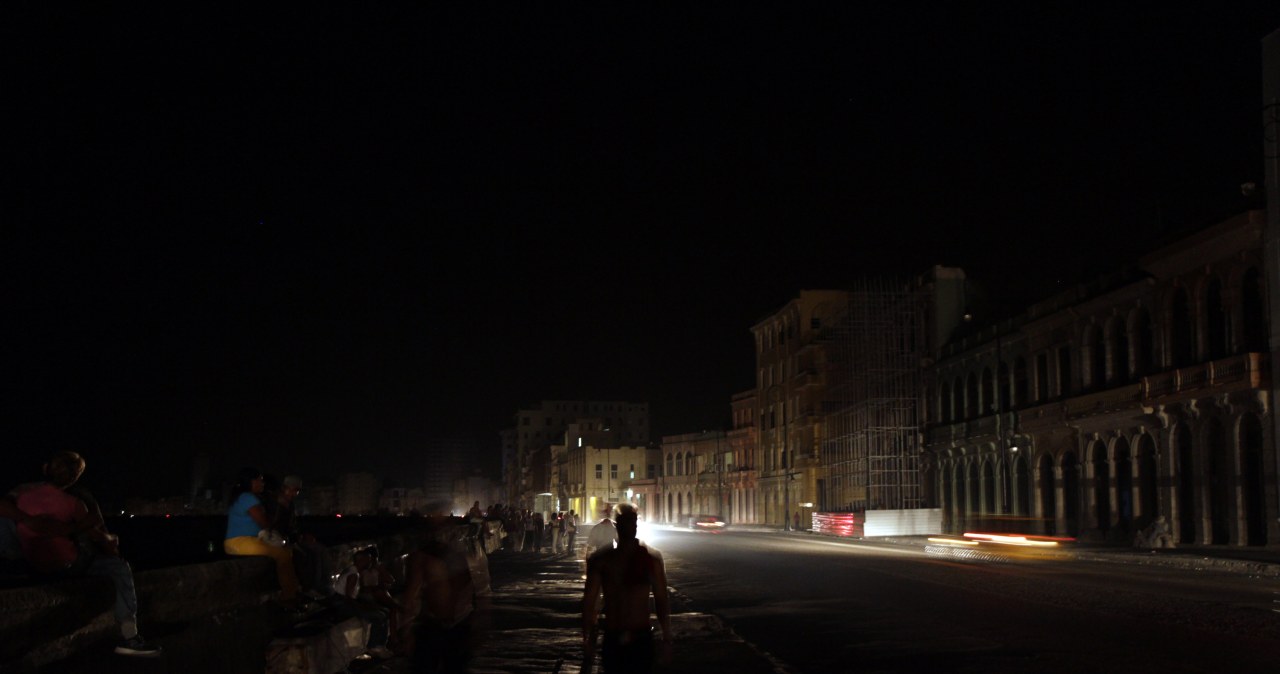 Wyspa pogrąża się w chaosie. Mieszkańcy walczą z brakiem prądu i wody