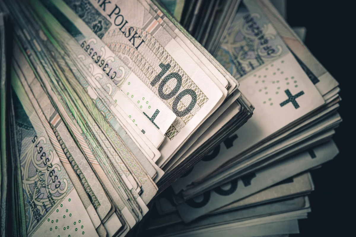 CBZC rozbiło grupę oszustów działających metodą "na pracownika banku". Przestępcy podszywali się pod bankowców i wyłudzali pieniądze, przekonując ofiary do przelewania środków na fałszywe "bezpieczne" konta. Zgromadzone pieniądze wypłacali z bankomatów i inwestowali w kryptowaluty. Straty przekraczają 1,5 mln zł.