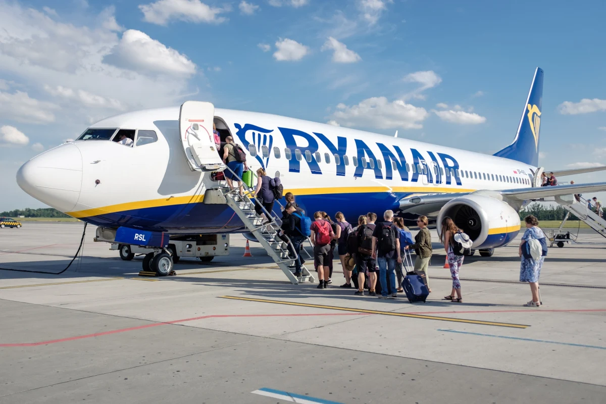​Tanie linie lotnicze Ryanair apelują do pasażerów o dokładne sprawdzanie zawartości bagażu podręcznego przed podróżą. Jak podkreśla przewoźnik, niektóre popularne przedmioty codziennego użytku mogą zostać skonfiskowane na lotnisku. Oto lista niedozwolonych przedmiotów, których nie wniesiesz na pokład samolotu.