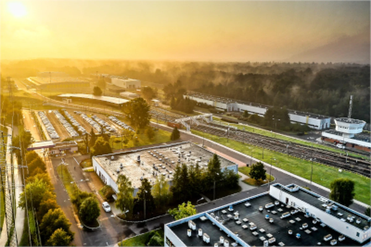 W najbliższy weekend mieszkańcy Warszawy muszą przygotować się na poważne zmiany w organizacji ruchu. Rusza ostatni etap asfaltowania ulicy Rakowieckiej, a na Kabatach w związku z rozbudową stacji metra zmienią się trasy autobusów. Sprawdź, jak ominąć utrudnienia i gdzie spodziewać się największych zmian.