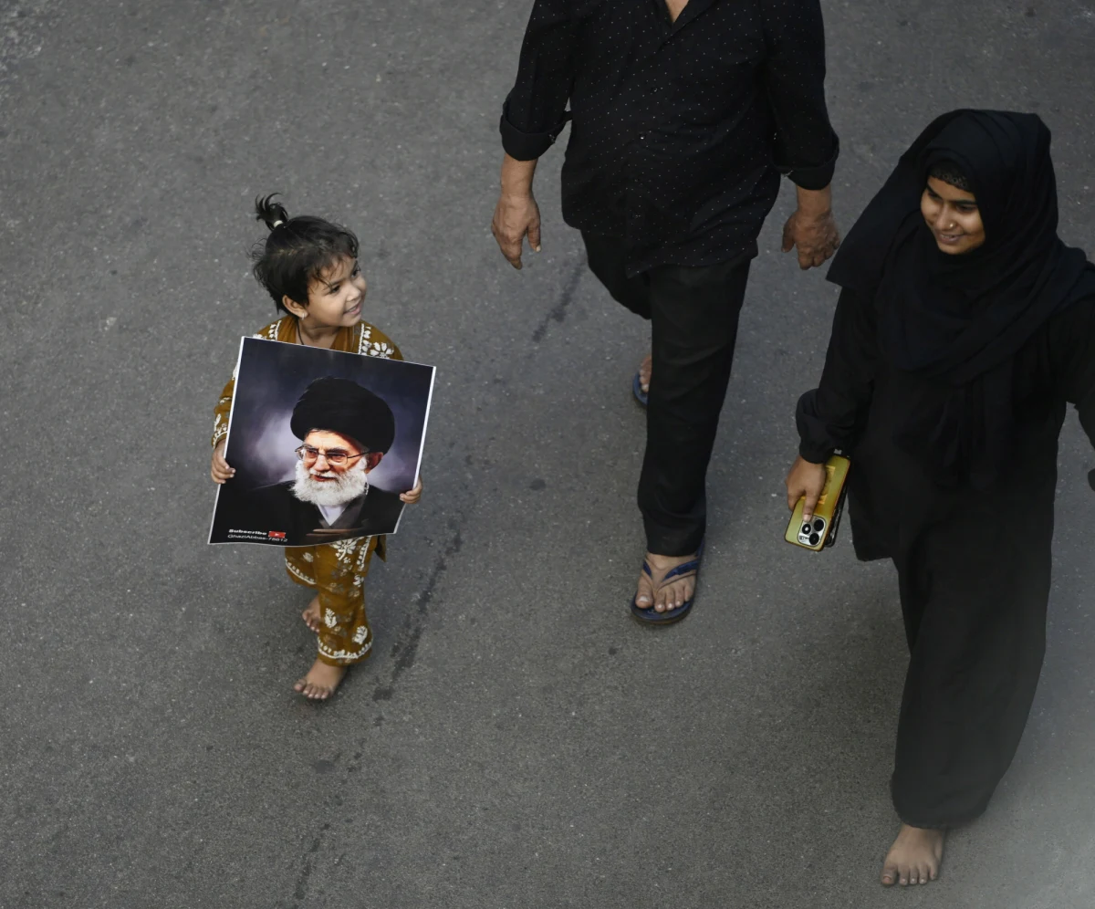 Rzecznik irańskiego Korpusu Strażników Rewolucji Islamskiej i jego zastępca ds. public relations, Ali Mohammad Naini, zginął w atakach przeprowadzonych przez USA i Izrael - poinformowała w piątek irańska telewizja państwowa, cytowana przez agencję Reutera. Nowy najwyższy przywódca Iranu, ajatollah Modżtaba Chamenei przekazał wezwanie do "pozbawienia wrogów krajowych i zagranicznych bezpieczeństwa" - podała z kolei w piątek agencja Associated Press. 