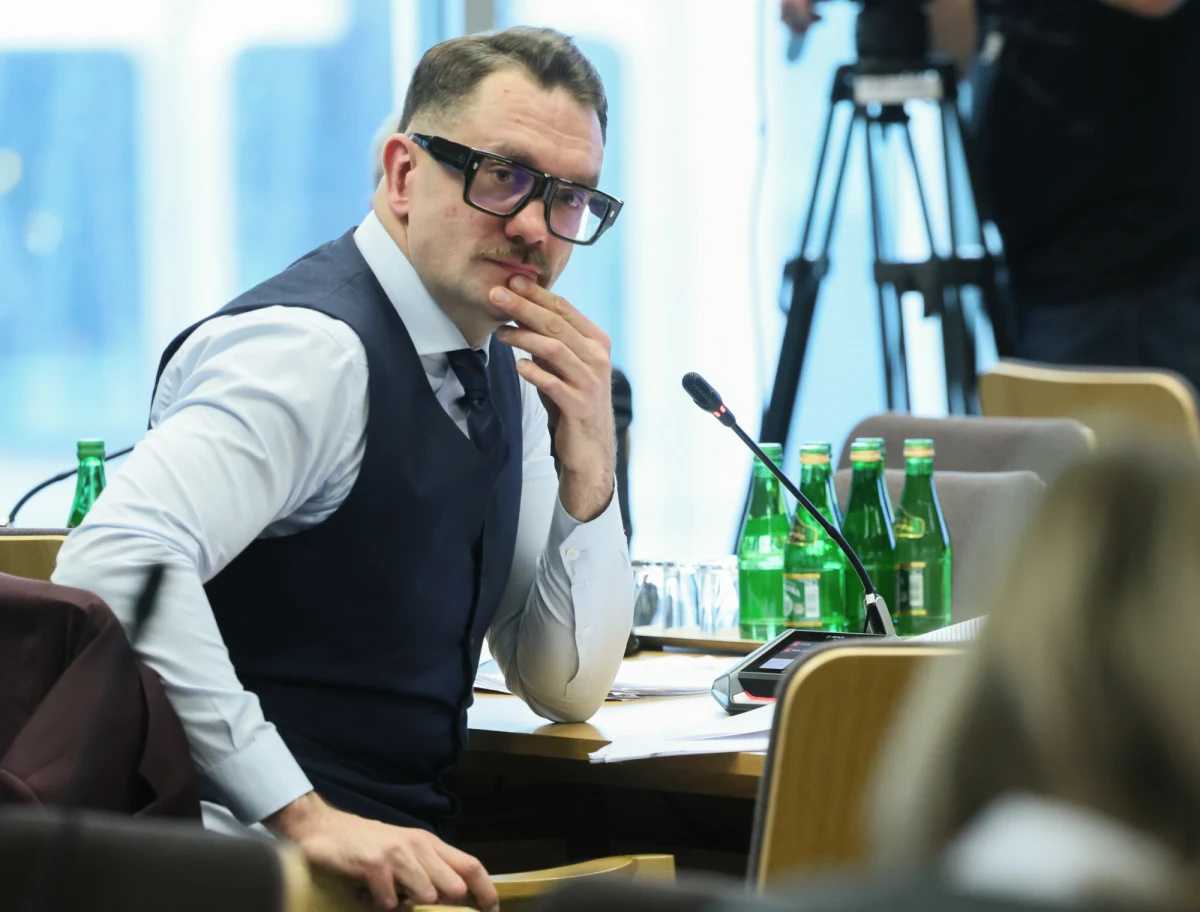 ​Poseł PiS Łukasz Mejza w końcu zrzekł się immunitetu w związku z wykroczeniami drogowymi. Dokumenty w tej sprawie trafiły do marszałka Sejmu. Jak dowiedział się reporter RMF FM Krzysztof Zasada, policja chce ukarać Mejzę za liczne przekroczenia prędkości - chodzi o 10 przypadków drastycznego złamania przepisów. "Będę musiał za to odpowiedzieć i zdaję sobie z tego sprawę" - powiedział RMF FM poseł.