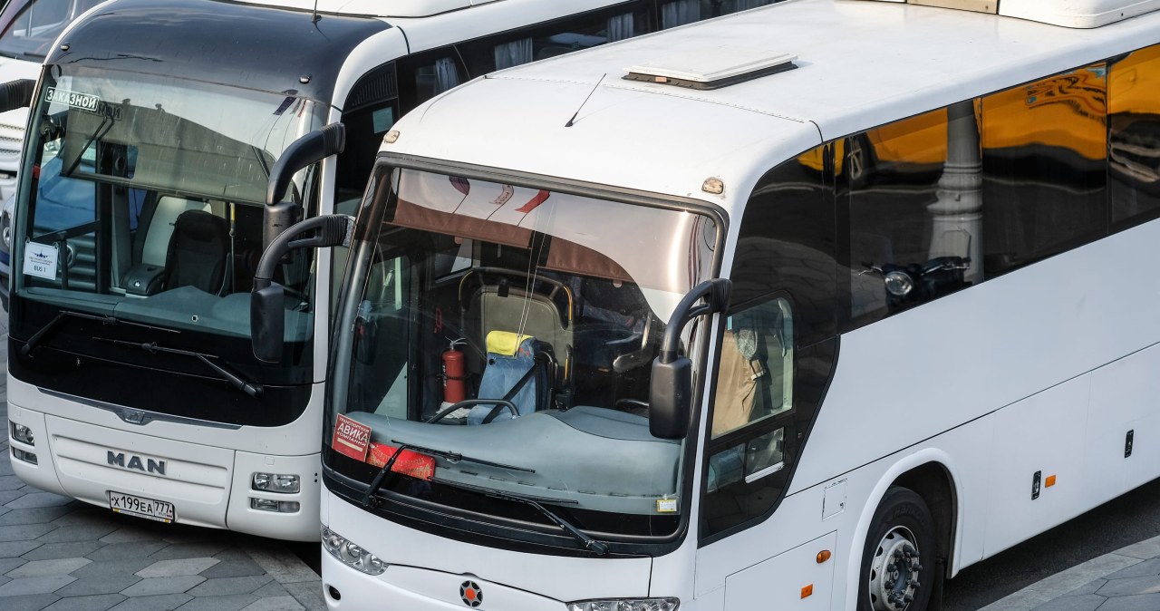 Drugi kierowca autokaru nie śpi tam, gdzie powinien. Blokuje jeden przepis