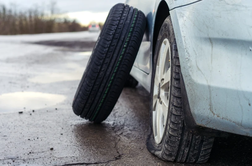 Wjechałem w dziurę i zniszczyłem oponę. Sąd nie ma wątpliwości