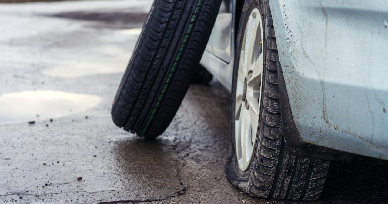 Wjechałem w dziurę i zniszczyłem oponę. Sąd nie ma wątpliwości