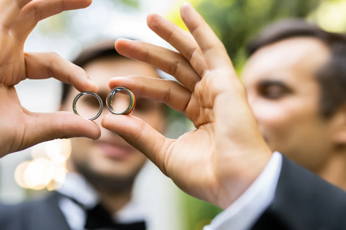 Naczelny Sąd Administracyjny zobowiązał warszawski urząd stanu cywilnego do wpisania do polskiego rejestru aktu małżeństwa jednopłciowego zawartego za granicą. NSA uchylił w piątek wyrok stołecznego sądu administracyjnego oraz decyzję odmawiającą wpisania do rejestru stanu cywilnego takiego aktu małżeństwa. 