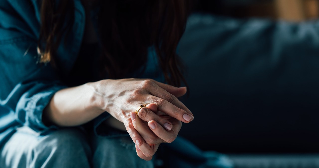 Nie sprzedają, nie wyrzucają. Kobiety "odczarowują" obrączki po rozwodzie
