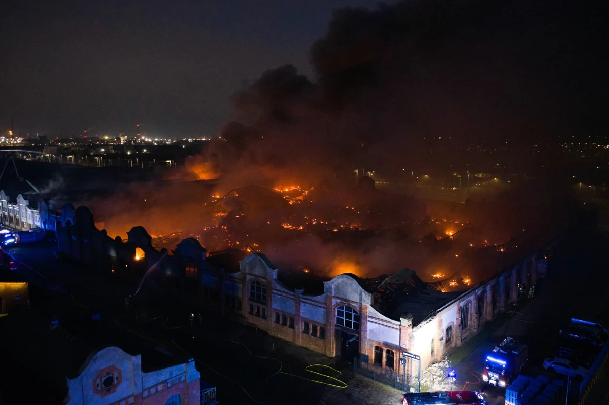 Przed Sądem Okręgowym w Gdańsku rozpoczął się proces trzech mężczyzn oskarżonych o spowodowanie pożaru zabytkowej hali ZNTK przy ul. Siennickiej. Do zdarzenia doszło w lutym 2025 roku. Według śledczych oskarżeni prowadzili w budynku laboratorium narkotykowe. Straty wyceniono na 38 milionów złotych.