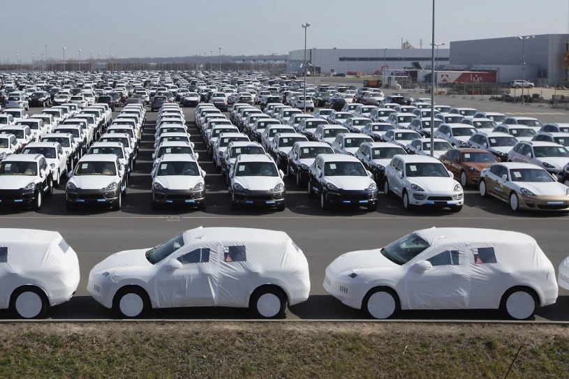 Flota luksusowych aut zgubiła drogę do Dubaju. Miliardy na nabrzeżu