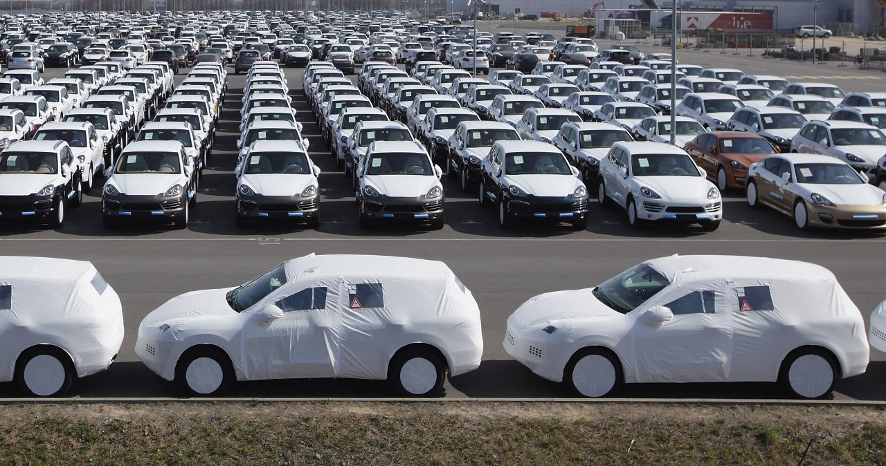 Flota luksusowych aut zgubiła drogę do Dubaju. Miliardy na nabrzeżu