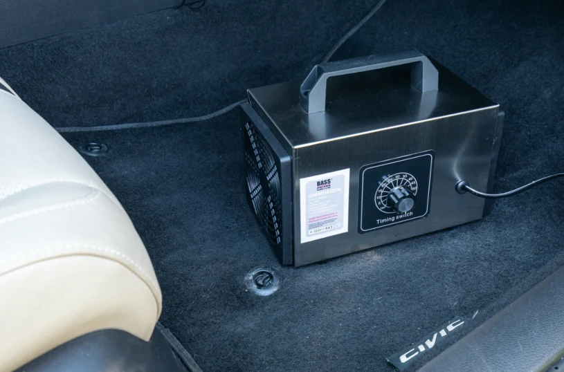 Zrobisz to w godzinę, a efekt czuć od razu. Ile kosztuje ozonowanie auta?