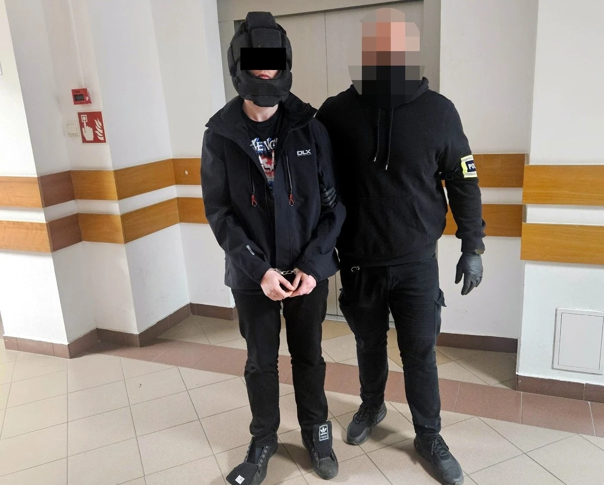 Do niebezpiecznego incydentu doszło w poniedziałkowy wieczór w jednym z warszawskich tramwajów. 28-letni mężczyzna zaatakował nożem 20-latka, który rozmawiał po ukraińsku. Dzięki natychmiastowej reakcji pasażerów oraz policjantów patrolujących Aleje Jerozolimskie nikomu nic się nie stało. Napastnik został zatrzymany i trafił do aresztu na trzy miesiące.