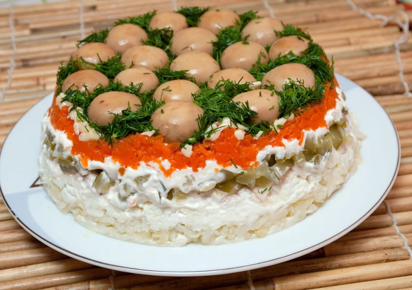 Zrób zamiast jarzynowej na święta. Ta sałatka wygląda jak polana w lesie