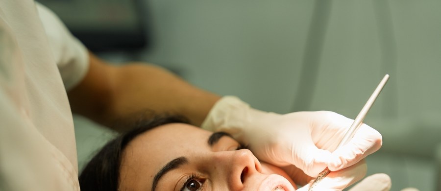 Z problemami jamy ustnej zmaga się nawet 90 proc. ludzi na świecie. Statystyki dotyczące Polski, także są alarmujące – próchnicę zębów ma aż 99,9 proc. osób w wieku 35-44 lat. Tak wynika z badań prowadzonych przez Ministerstwo Zdrowia w ramach programu „Monitoring Zdrowia Jamy Ustnej”. Dane mówią też, że w naszym kraju nawet 40 proc. trzylatków ma zajęte chorobą średnio jeden, dwa zęby. W przypadku sześciolatków - to aż 82 proc. 
20 marca jest Światowym Dniem Zdrowia Jamy Ustnej.