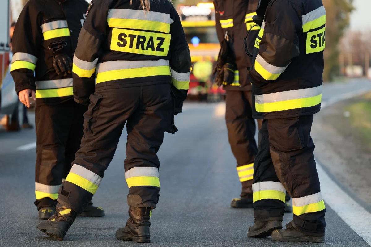 Ponad 400 uczniów oraz 70 pracowników Liceum imienia Norwida w Radzyminie pod Warszawą przeżyło chwile grozy. Wszystko przez znalezioną w szatni replikę granatu. Wszyscy zostali ewakuowani. Na miejscu pojawiły się służby, w tym saperzy, którzy sprawdzili, czy przedmiot stanowi realne zagrożenie.