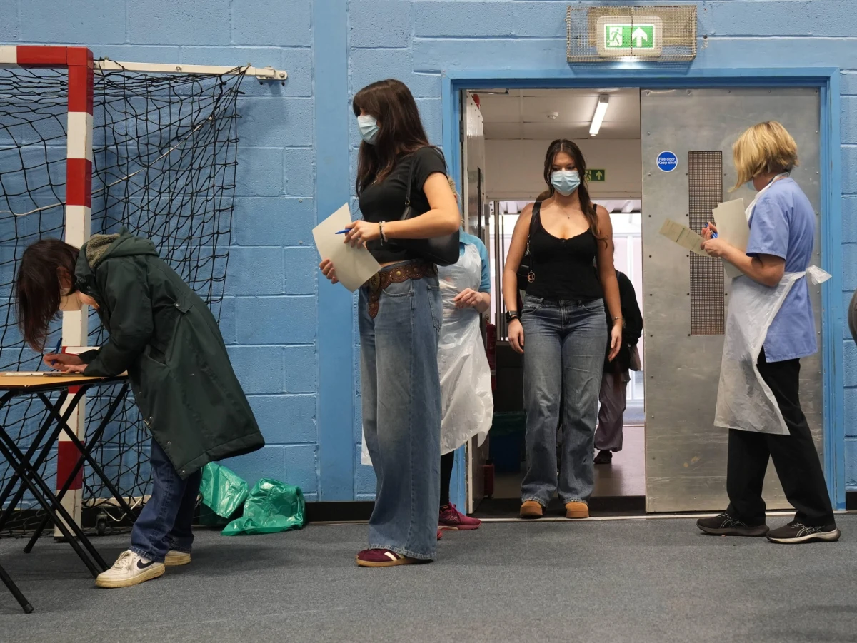 W hrabstwie Kent na południowym wschodzie Anglii odnotowano już 29 przypadków zapalenia opon mózgowych. Służby sanitarne uspokajają, że tempo wykrywania nowych zachorowań zaczyna słabnąć, jednak sytuacja wciąż budzi niepokój lokalnej społeczności. Władze prowadzą szeroko zakrojoną akcję szczepień i dystrybucji antybiotyków, aby ograniczyć rozprzestrzenianie się choroby.