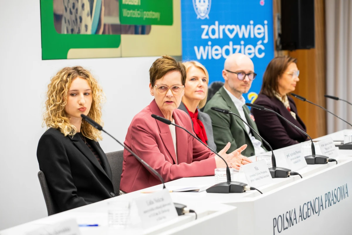 Wydawnictwo Uniwersytetu Medycznego we Wrocławiu zaprezentowało w piątek publikację pt. "Edukacja zdrowotna. Podręcznik dla nauczycieli". Liczy ponad 800 stron i można ją bezpłatnie pobierać ze strony uczelni. Twórcy mówią, że to "pierwsza w Polsce tak kompleksowa próba przełożenia medycyny, zdrowia publicznego i psychologii zdrowia na język szkoły".