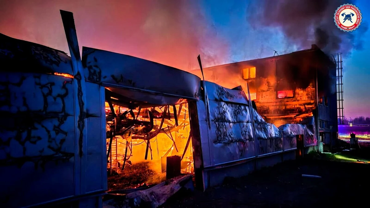 "Pożar hali w przemysłowej części Pardubic, do którego doszło w piątek rano, może mieć związek z terroryzmem" - poinformował minister spraw wewnętrznych Czech Lubomir Metnar. Do podłożenia ognia przyznała się organizacja o nazwie The Earthquake Faction, która za cel stawia sobie ataki na infrastrukturę związaną z izraelskim przemysłem zbrojeniowym w Europie. W Pardubicach działa firma, która współpracuje z Izraelem przy produkcji dronów. 